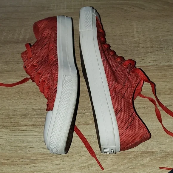 Like new Converse Chuck Taylor sneaker. Men's 11. - Picture 3 of 5